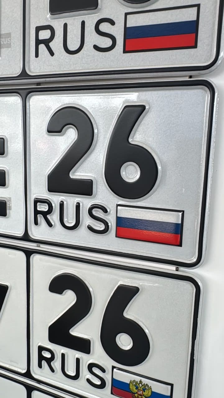 Жирный шрифт с объёмными флагом и RUS, крупный план