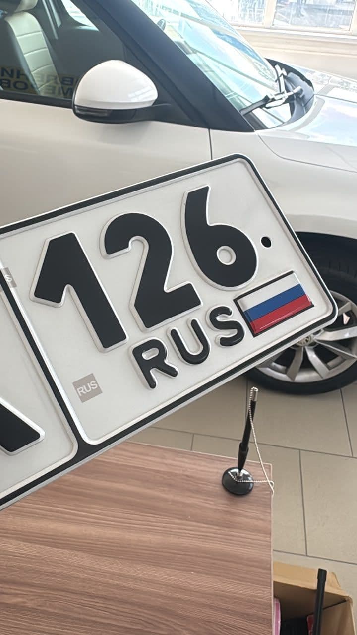 Номер с объёмными флагом и RUS, вид под углом