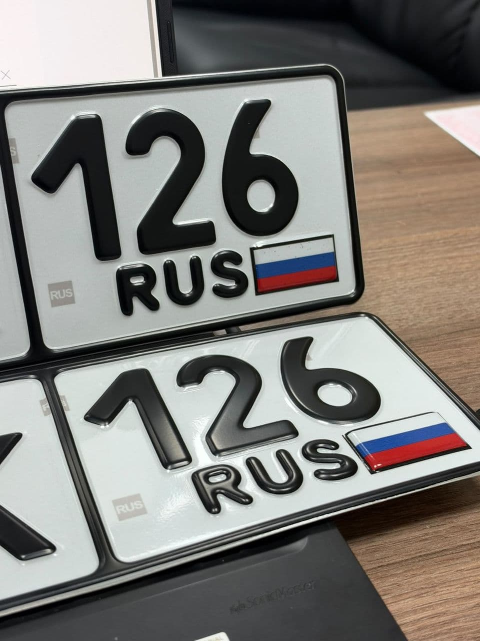 Прокрас: символы чёрные вместе со скатами, крупный план